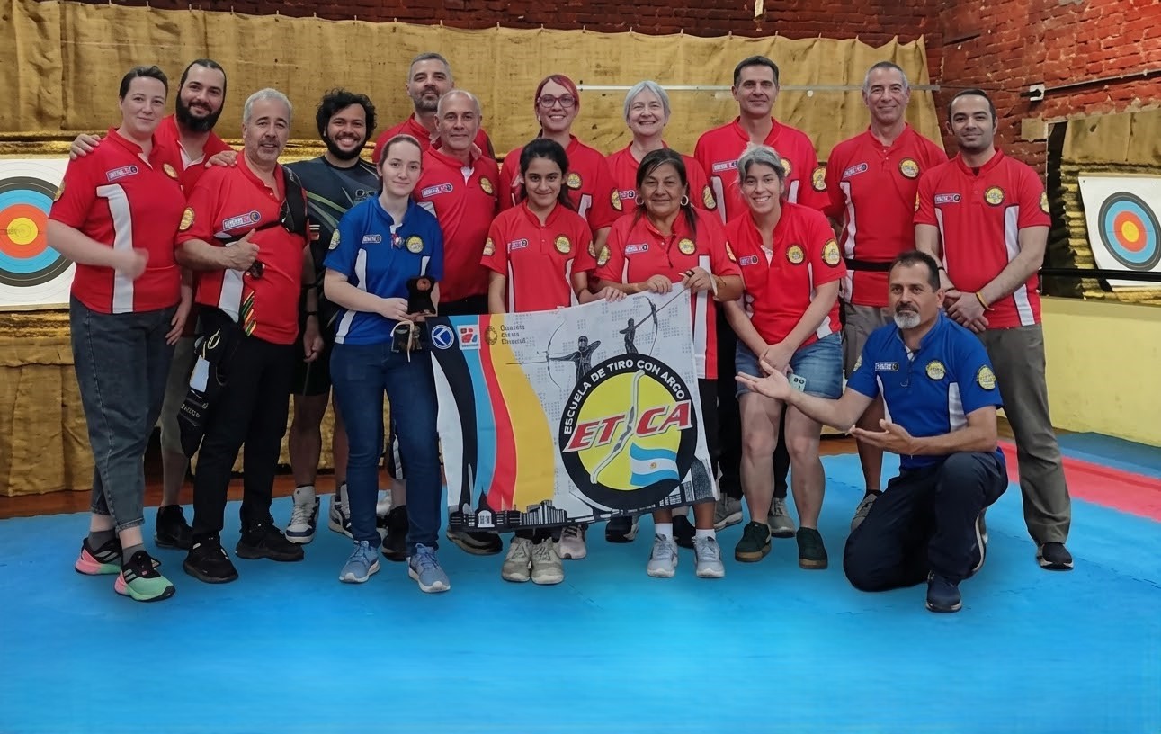 Grupo de arqueros con la bandera de ETCA