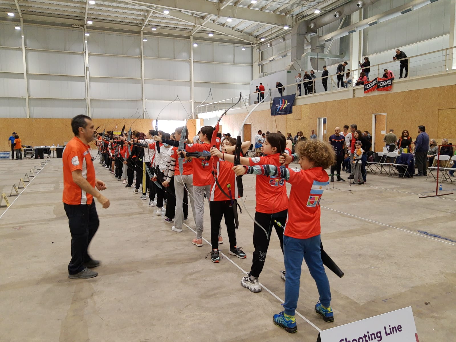 Grupo de arqueros con la bandera de ETCA